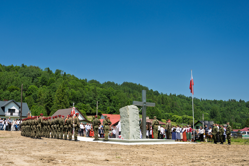 Uroczystości odsłonięcia upamiętnienia poświęconego pacyfikacji mieszkańców przysiółka Czanieckich 7 kwietnia 1945 r. – Rycerka Górna, 15 czerwca 2025. Fot.: IPN Krzysztof Łojko