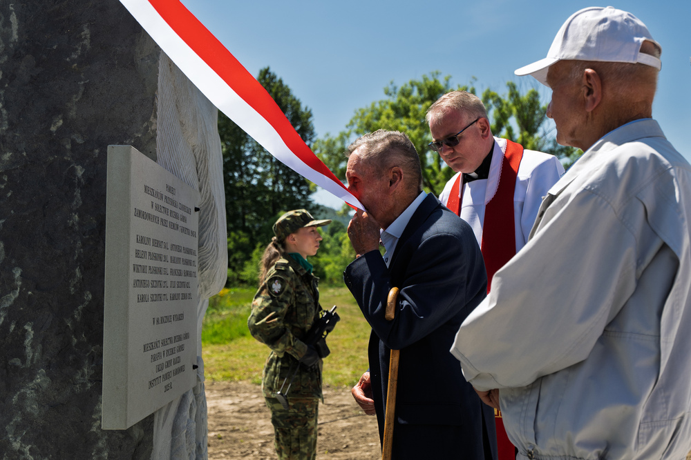 Uroczystości odsłonięcia upamiętnienia poświęconego pacyfikacji mieszkańców przysiółka Czanieckich 7 kwietnia 1945 r. – Rycerka Górna, 15 czerwca 2025. Fot.: IPN Krzysztof Łojko