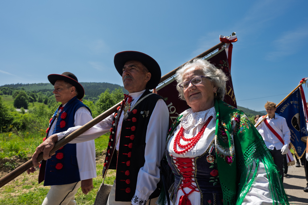 Uroczystości odsłonięcia upamiętnienia poświęconego pacyfikacji mieszkańców przysiółka Czanieckich 7 kwietnia 1945 r. – Rycerka Górna, 15 czerwca 2025. Fot.: IPN Krzysztof Łojko