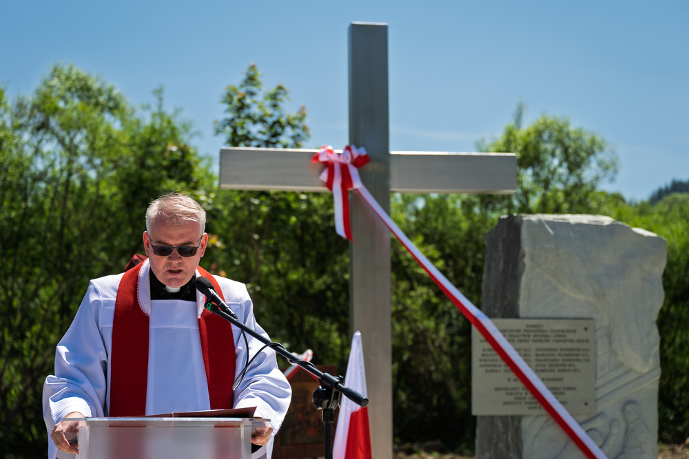 Uroczystości odsłonięcia upamiętnienia poświęconego pacyfikacji mieszkańców przysiółka Czanieckich 7 kwietnia 1945 r. – Rycerka Górna, 15 czerwca 2025. Fot.: IPN Krzysztof Łojko