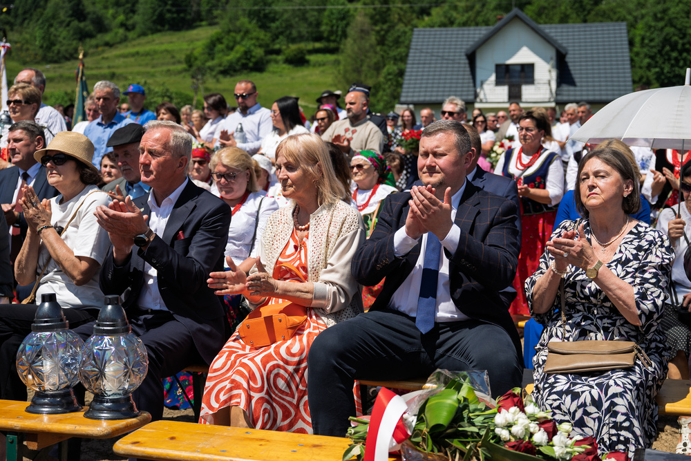 Uroczystości odsłonięcia upamiętnienia poświęconego pacyfikacji mieszkańców przysiółka Czanieckich 7 kwietnia 1945 r. – Rycerka Górna, 15 czerwca 2025. Fot.: IPN Krzysztof Łojko