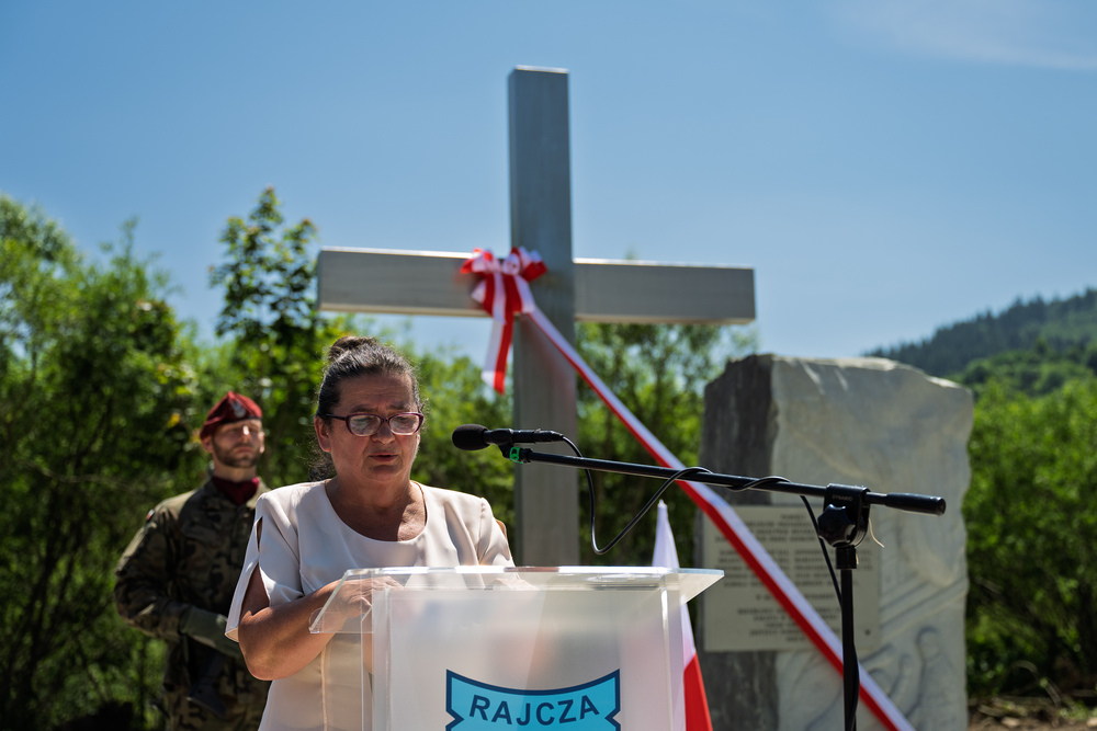 Uroczystości odsłonięcia upamiętnienia poświęconego pacyfikacji mieszkańców przysiółka Czanieckich 7 kwietnia 1945 r. – Rycerka Górna, 15 czerwca 2025. Fot.: IPN Krzysztof Łojko