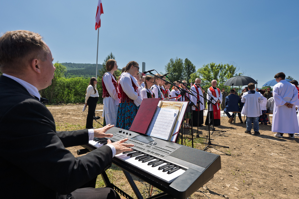 Uroczystości odsłonięcia upamiętnienia poświęconego pacyfikacji mieszkańców przysiółka Czanieckich 7 kwietnia 1945 r. – Rycerka Górna, 15 czerwca 2025. Fot.: IPN Krzysztof Łojko