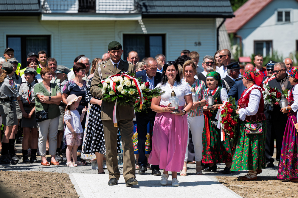 Uroczystości odsłonięcia upamiętnienia poświęconego pacyfikacji mieszkańców przysiółka Czanieckich 7 kwietnia 1945 r. – Rycerka Górna, 15 czerwca 2025. Fot.: IPN Krzysztof Łojko