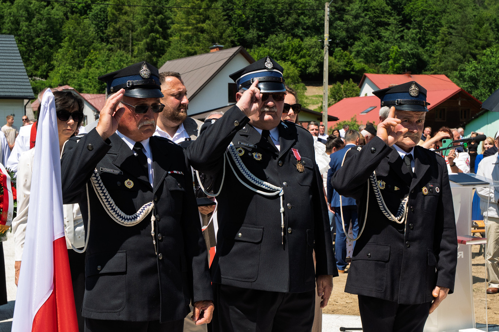 Uroczystości odsłonięcia upamiętnienia poświęconego pacyfikacji mieszkańców przysiółka Czanieckich 7 kwietnia 1945 r. – Rycerka Górna, 15 czerwca 2025. Fot.: IPN Krzysztof Łojko