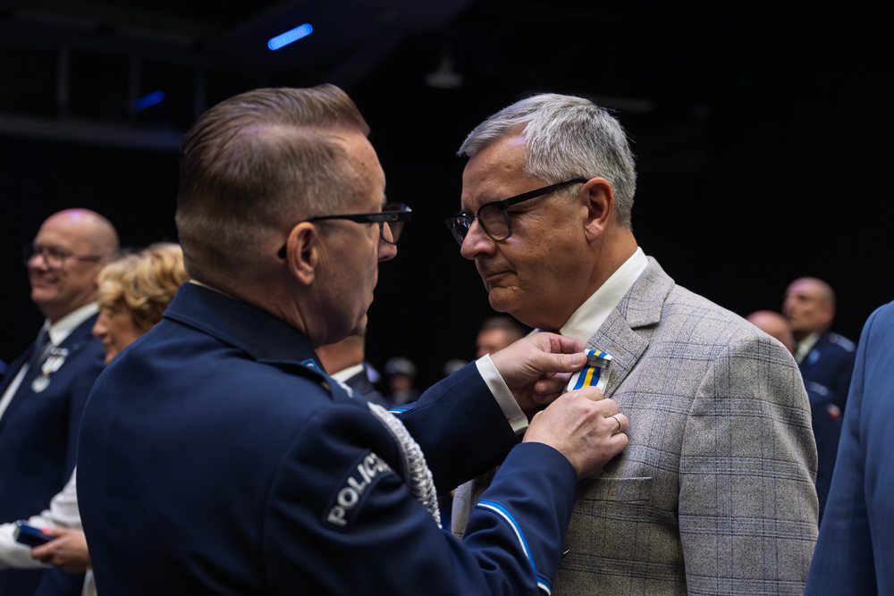 Dyrektor Oddziału IPN w Katowicach odznaczony Medalem 100-lecia Śląskiej Policji. Fot.: IPN Krzysztof Łojko