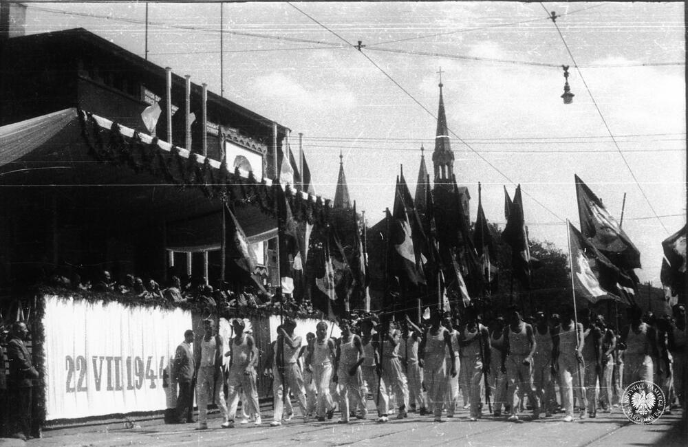 Grupa sportowców przed trybuną honorową w dniu 22 lipca 1953 r. w Katowicach. W tle widoczny jest kościół Zmartwychwstania Pańskiego przy ul. Warszawskiej (IPN Ka 454/51, t. 2)