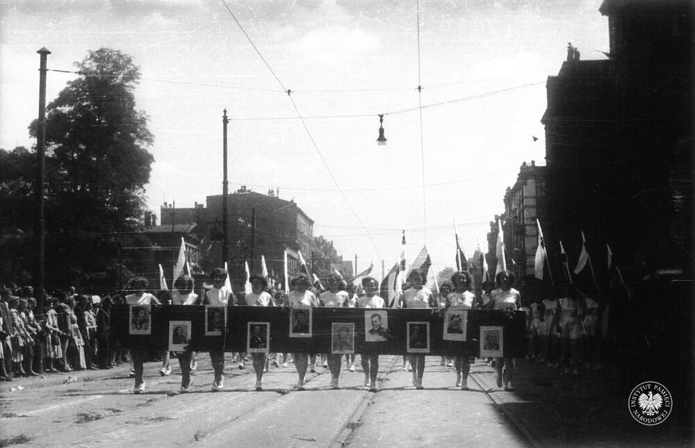 Uczestniczki defilady w dniu 22 lipca 1953 r. na ul. Warszawskiej w Katowicach (IPN Ka 454/51, t. 2)