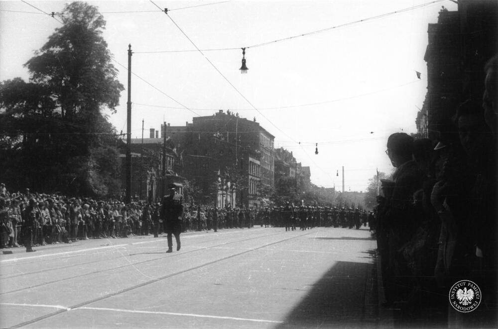 Defilada z okazji Narodowego Święta Odrodzenia Polski w dniu 22 lipca 1953 r. na ul. Warszawskiej w Katowicach. Pierwszy widoczny po lewej stronie budynek to willa Grundmanna, wyburzona w 1973 r. (IPN Ka 454/51, t. 2)