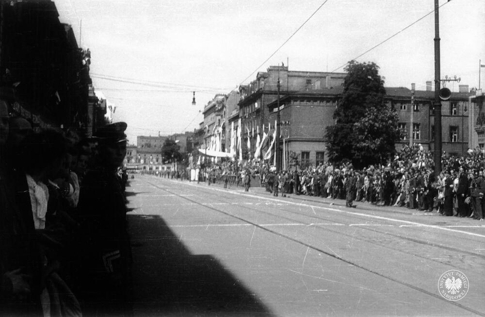 Defilada z okazji Narodowego Święta Odrodzenia Polski w dniu 22 lipca 1953 r. na ul. Warszawskiej w Katowicach. W tle widoczna jest zachodnia pierzeja Rynku, wyburzona w latach sześćdziesiątych i siedemdziesiątych XX wieku (IPN Ka 454/51, t. 2)