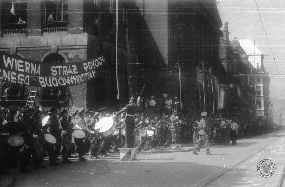 Orkiestra wojskowa podczas defilady w dniu 22 lipca 1953 r. przy ul. Warszawskiej w Katowicach (IPN K 454/51, t. 2)