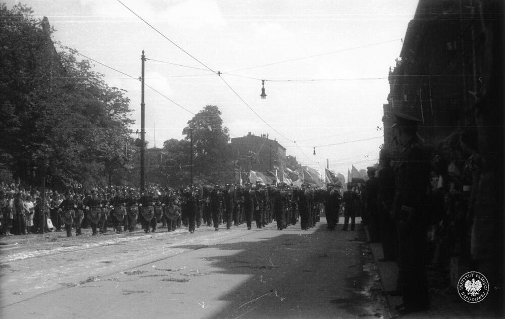 Oddział wojska i orkiestra podczas defilady w dniu 22 lipca 1953 r. na ul. Warszawskiej w Katowicach (IPN Ka 454/51, t. 2)