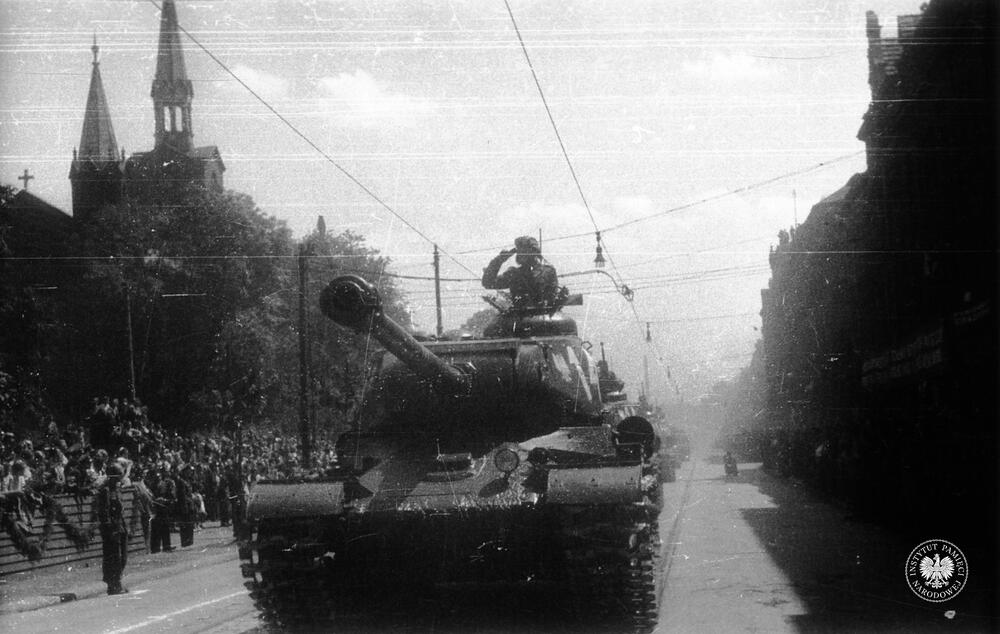 Czołgi IS-2 podczas defilady w dniu 22 lipca 1953 r. na ul. Warszawskiej w Katowicach (IPN Ka 454/51, t. 2)
