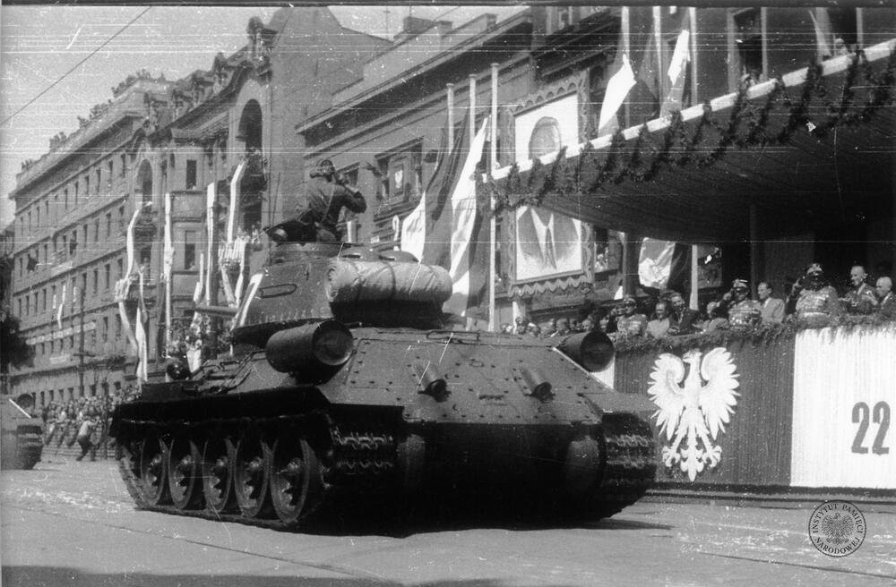 Czołg T-34 przed trybuną honorową w dniu 22 lipca 1953 r. w Katowicach przy ul. Warszawskiej. Wśród oficjeli widoczni są Edward Gierek (sekretarz KW PZPR w Katowicach, siódmy od prawej), na prawo od niego Władysław Dworakowski (wiceprezes Rady Ministrów, widoczny częściowo), marszałek Konstanty Rokossowski (minister obrony narodowej), Józef Olszewski (I sekretarz KW PZPR w Katowicach), gen. Stanisław Popławski (wiceminister obrony narodowej), Józef Koszutski (przewodniczący Prezydium Wojewódzkie