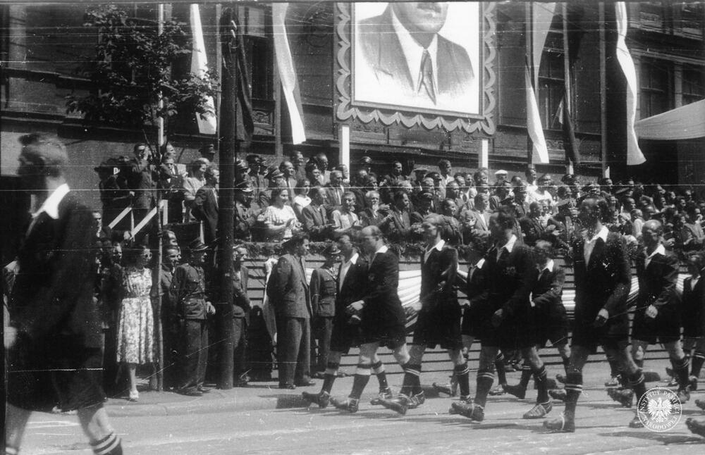 Grupa piłkarzy przed trybuną honorową w dniu 22 lipca 1953 r. na ul. Warszawskiej w Katowicach (IPN Ka 454/51, t. 2)