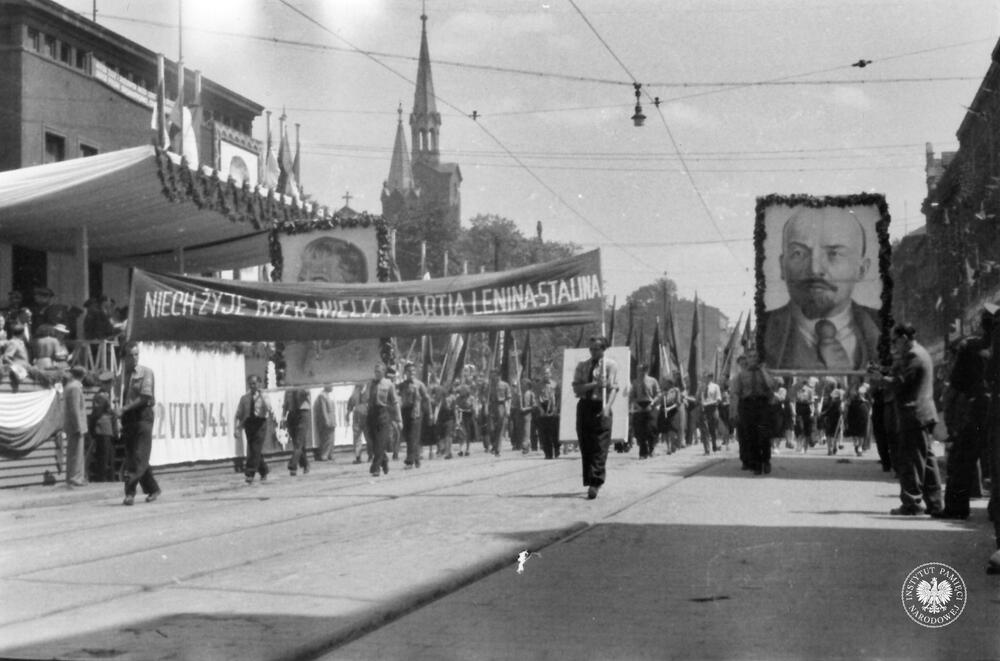 Defilada podczas Narodowego Święta Odrodzenia Polski w dniu 22 lipca 1953 r. na ul. Warszawskiej w Katowicach; IPN Ka 454/51, t. 2)