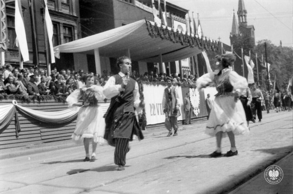 Grupa tancerzy przed trybuną honorową podczas defilady w dniu 22 lipca 1953 r. na ul. Warszawskiej w Katowicach IPN Ka 454/51, t. 2)
