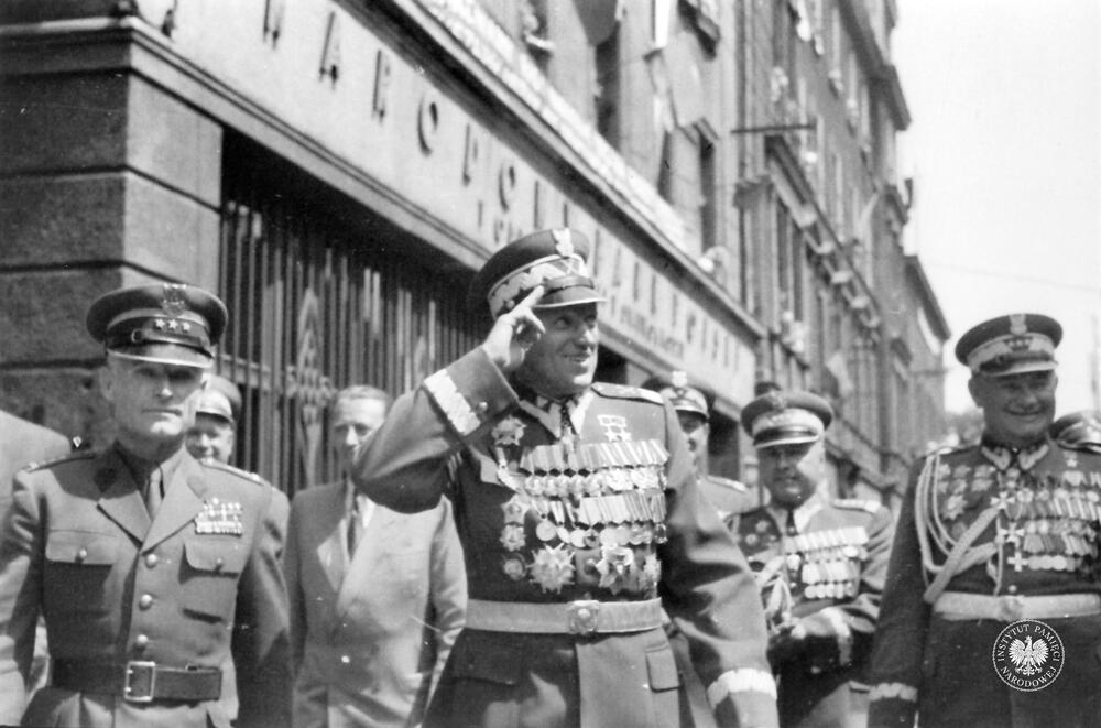 Goście honorowi defilady w dniu 22 lipca 1953 r. w Katowicach: marszałek Konstanty Rokossowski (w środku, salutuje) i gen. Stanisław Popławski (pierwszy od prawej; IPN Ka 454/51, t. 2)