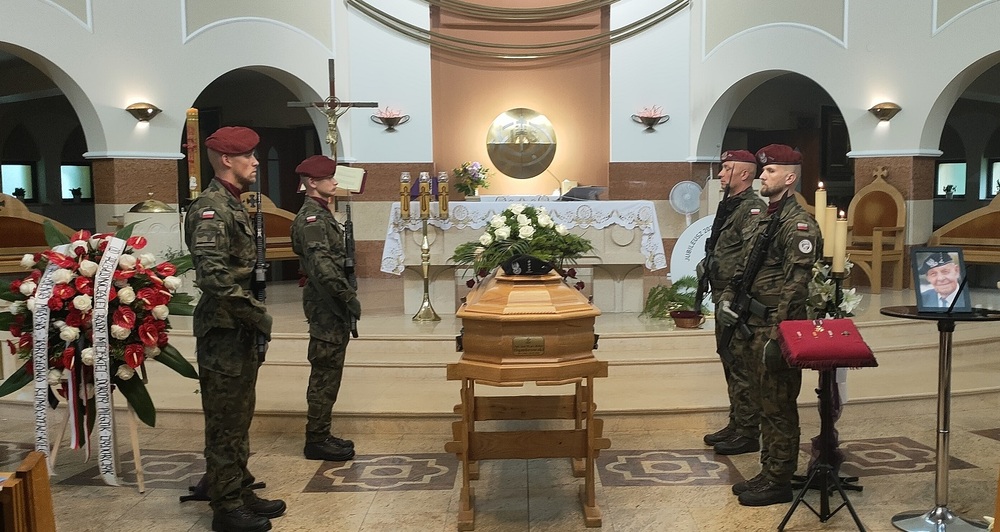 Pogrzeb kpt. Jan M. Dąmbrowskiego ps. „Rekin”. Fot. Artur Kasprzykowski/IPN