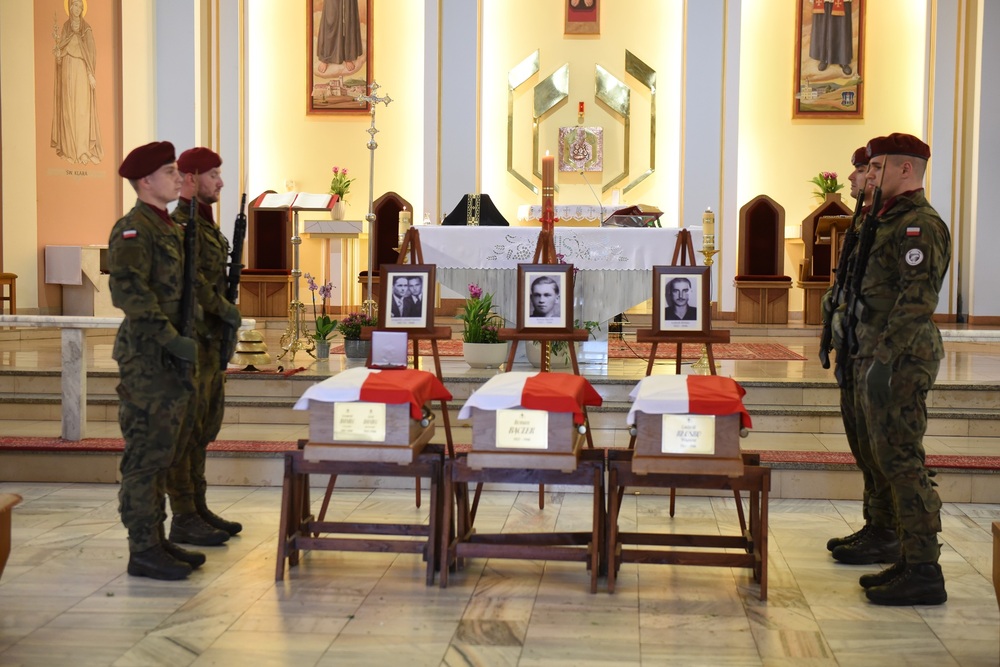 Uroczystości pogrzebowe Żołnierzy Niezłomnych w Górkach Wielkich. Fot. Monika Kobylańska/IPN