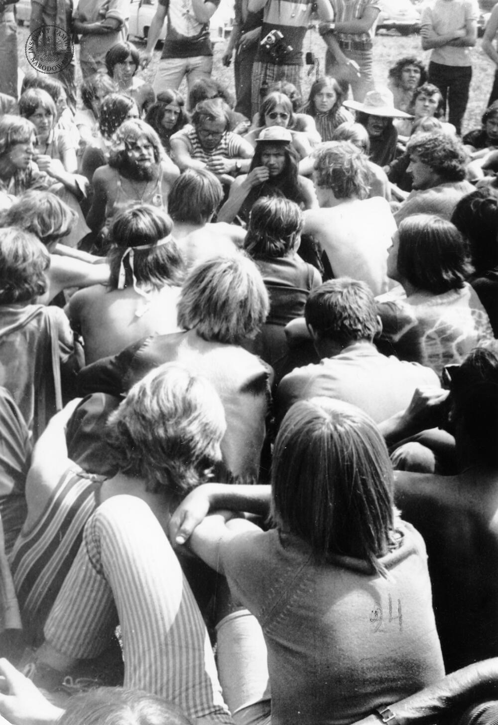 „Linda” z Kielc (nr 1), „Wskazówka” (w centrum zdjęcia, w czapce)