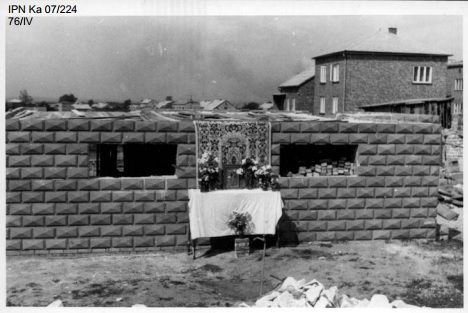 Przygotowania do peregrynacji w Ryczowie, sierpień 1973 r. (IPN Ka 07/224)