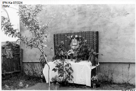 Przygotowania do peregrynacji w Ryczowie, sierpień 1973 r. (IPN Ka 07/224)