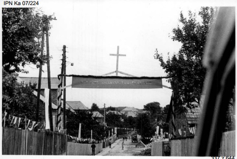 Przygotowania do peregrynacji w Ryczowie, sierpień 1973 r. (IPN Ka 07/224)