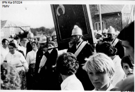 Peregrynacja obrazu Matki Bożej Częstochowskiej w Ryczowie, sierpień 1973 r. (IPN Ka 07/224)