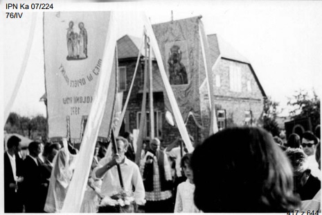 Peregrynacja obrazu Matki Bożej Częstochowskiej w Ryczowie, sierpień 1973 r. (IPN Ka 07/224)