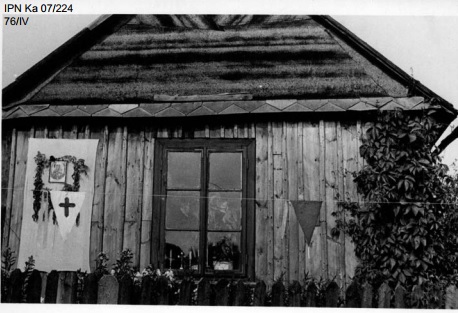 Przygotowania do peregrynacji w Ogrodzieńcu i Ryczowie Kolonii, sierpień 1973 r. (IPN Ka 07/224)