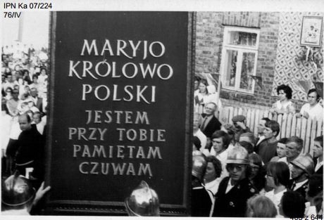 Peregrynacja obrazu Matki Bożej Częstochowskiej w Ogrodzieńcu i Ryczowie Kolonii, sierpień 1973 r. (IPN Ka 07/224)
