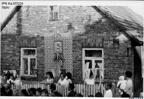 Peregrynacja obrazu Matki Bożej Częstochowskiej w Ogrodzieńcu i Ryczowie Kolonii, sierpień 1973 r. (IPN Ka 07/224)