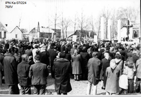 Peregrynacja obrazu Matki Bożej Częstochowskiej w Pradłach, marzec 1974 r. (IPN Ka 07/224)