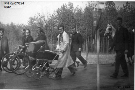 Peregrynacja obrazu Matki Bożej Częstochowskiej w Pradłach, marzec 1974 r. (IPN Ka 07/224)