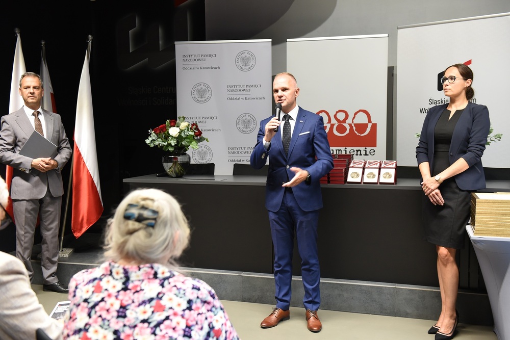 Ceremonia wręczenia medali z okazji 45. rocznicy strajków „Solidarności”. Fot. Monika Kobylańska/IPN