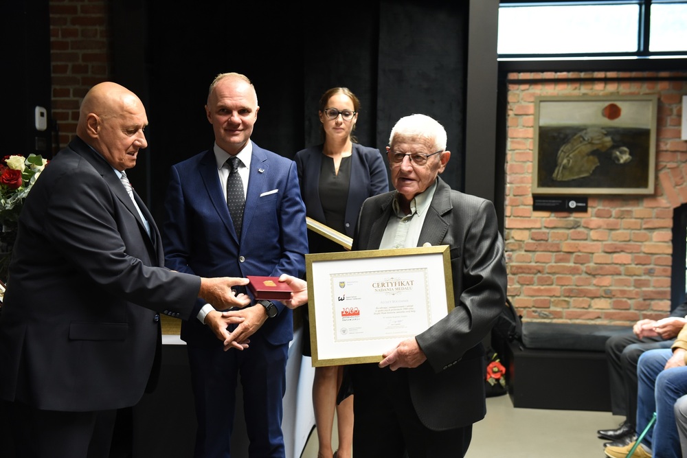 Ceremonia wręczenia medali z okazji 45. rocznicy strajków „Solidarności”. Fot. Monika Kobylańska/IPN