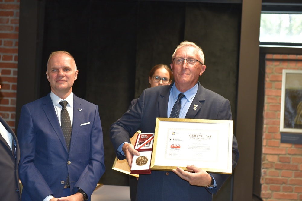 Ceremonia wręczenia medali z okazji 45. rocznicy strajków „Solidarności”. Fot. Monika Kobylańska/IPN