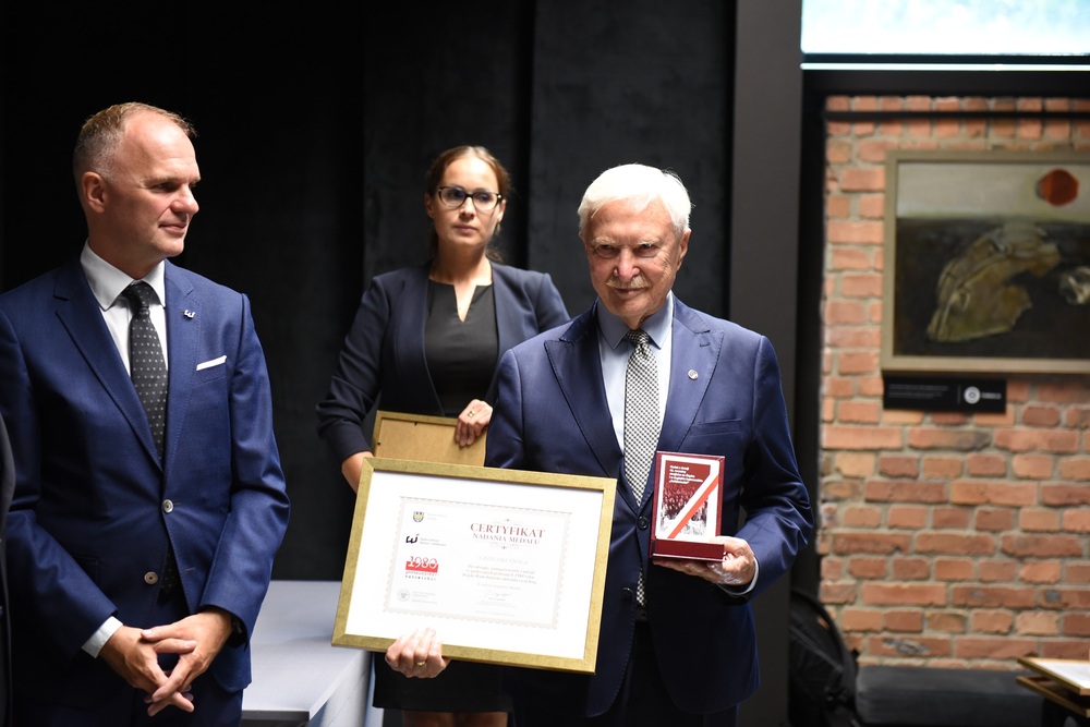 Ceremonia wręczenia medali z okazji 45. rocznicy strajków „Solidarności”. Fot. Monika Kobylańska/IPN