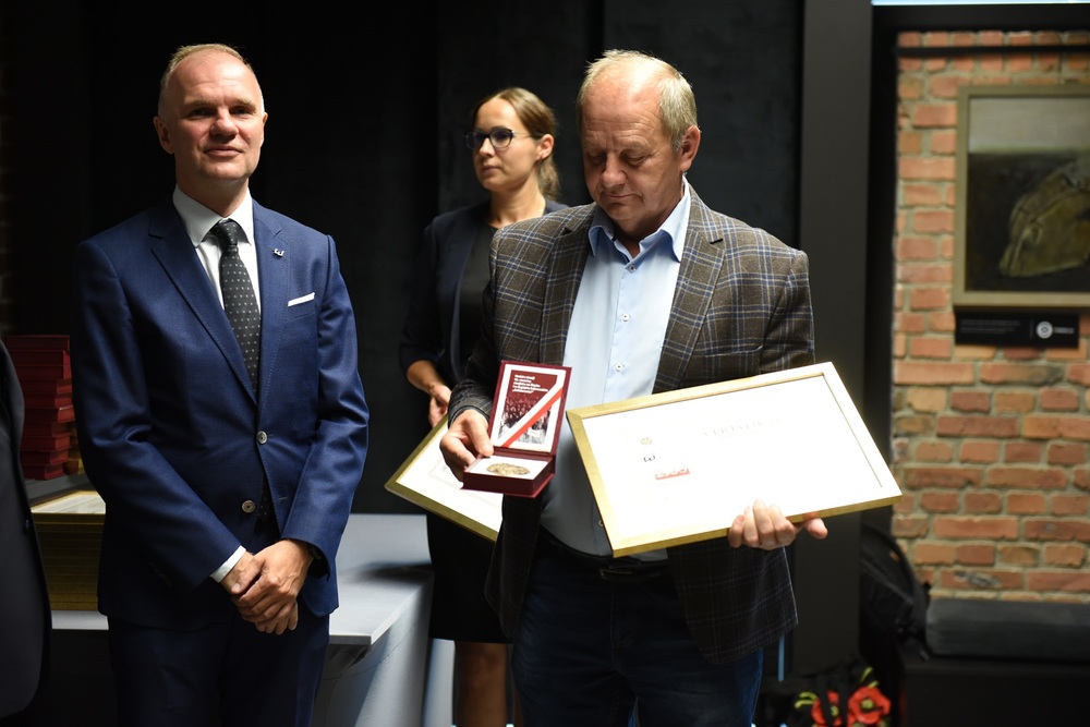 Ceremonia wręczenia medali z okazji 45. rocznicy strajków „Solidarności”. Fot. Monika Kobylańska/IPN