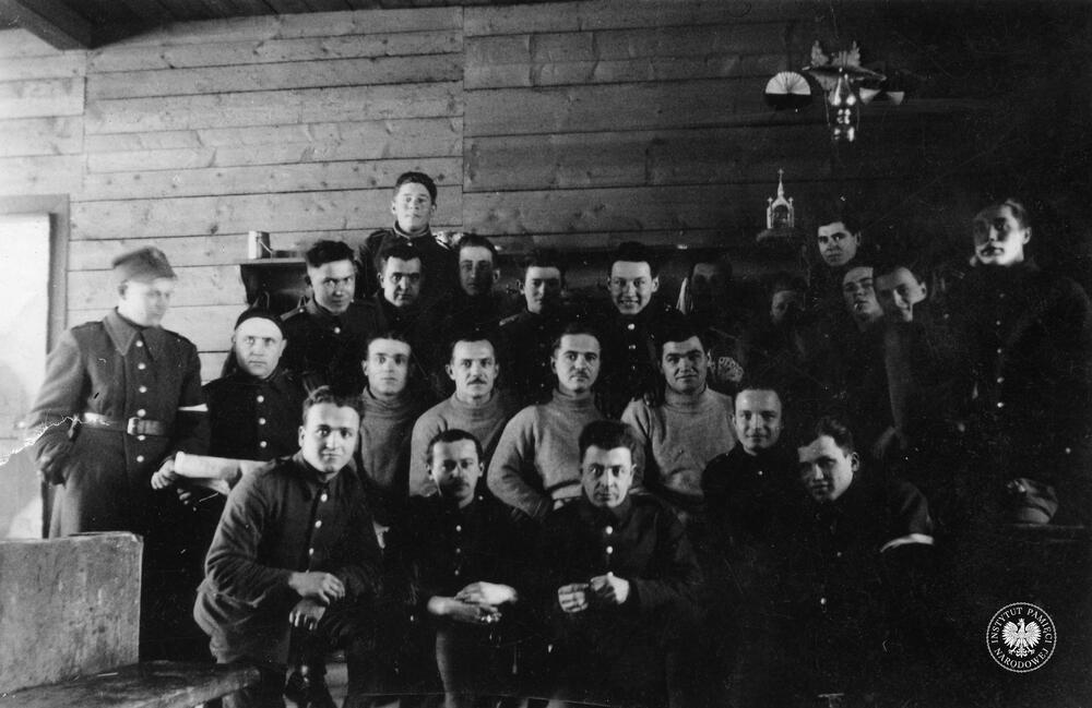 Grupa żołnierzy Wojska Polskiego w czasie internowania na terenie Węgier, prawdopodobnie w miejscowości Kisbodak, luty 1940 r. (IPN Ka 454/107, t. 1)