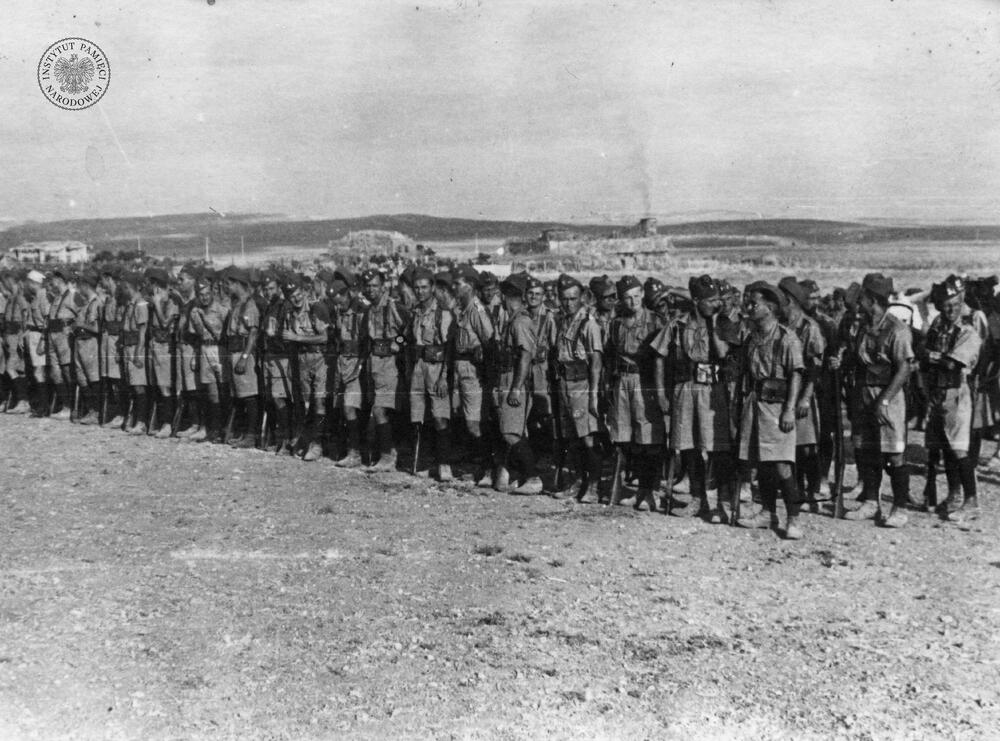 Żołnierze Czwartej Brygady ze składu PSZ na Zachodzie przed defiladą w Al-Latrun (Palestyna/Izrael) w dniu 15 sierpnia 1940 r. (IPN Ka 454/107, t. 1)