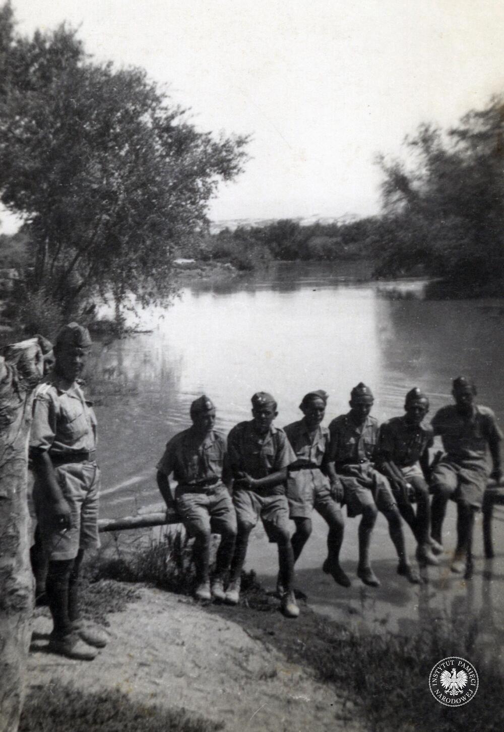 Grupa żołnierzy nad brzegiem rzeki Jordan, wrzesień 1940 r. (IPN Ka 454/107, t. 1)