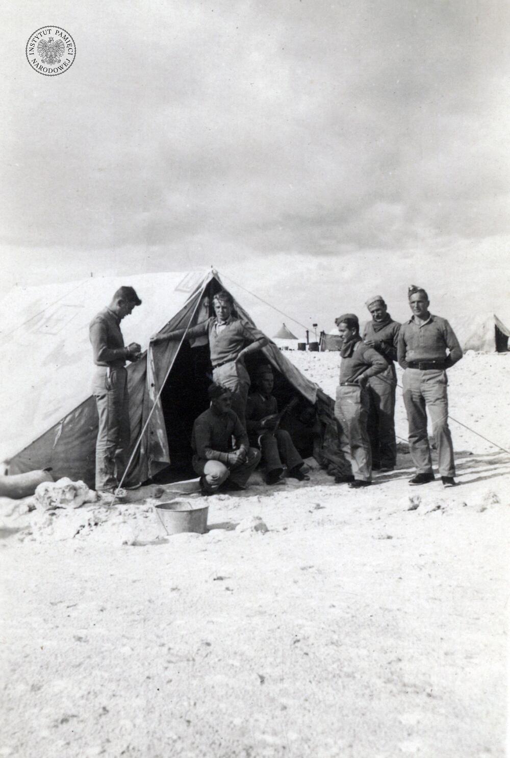 Żołnierze PSZ na Zachodzie przed namiotem w okolicach Aleksandrii w Egipcie, grudzień 1940 r. (IPN Ka 454/107, t. 1)