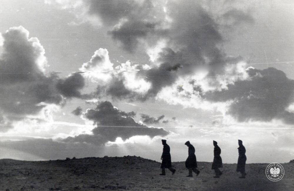 Żołnierze, prawdopodobnie PSZ na Zachodzie, na pustyni w okolicach Aleksandrii, grudzień 1940 r. (IPN Ka 454/107, t. 1)