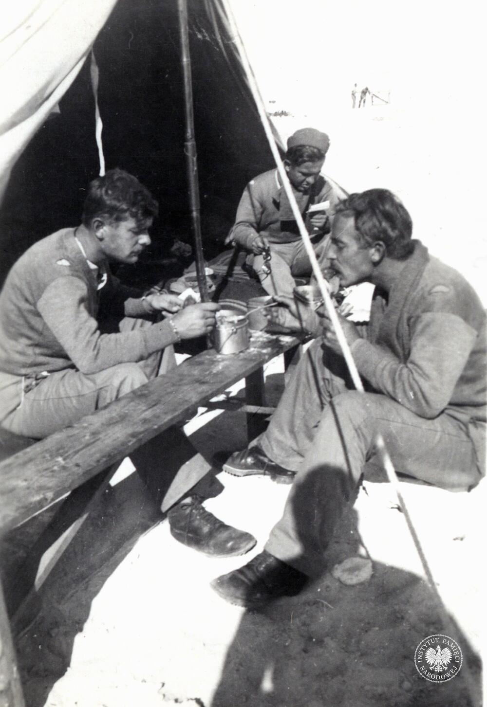 Obiad, okolice Aleksandrii, styczeń 1941 r. (IPN Ka 454/107, t. 1)