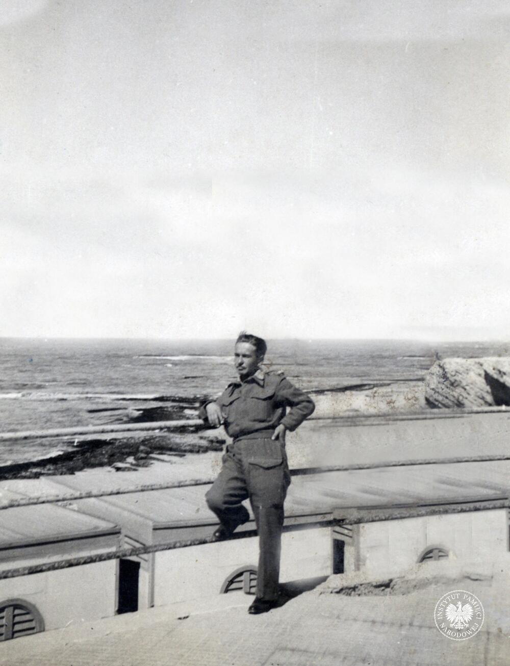 Ryszard Szkubacz, żołnierz PSZ, nad Morzem Śródziemnym, Aleksandria w Egipcie, marzec 1942 r. (IPN Ka 454/107, t. 1)