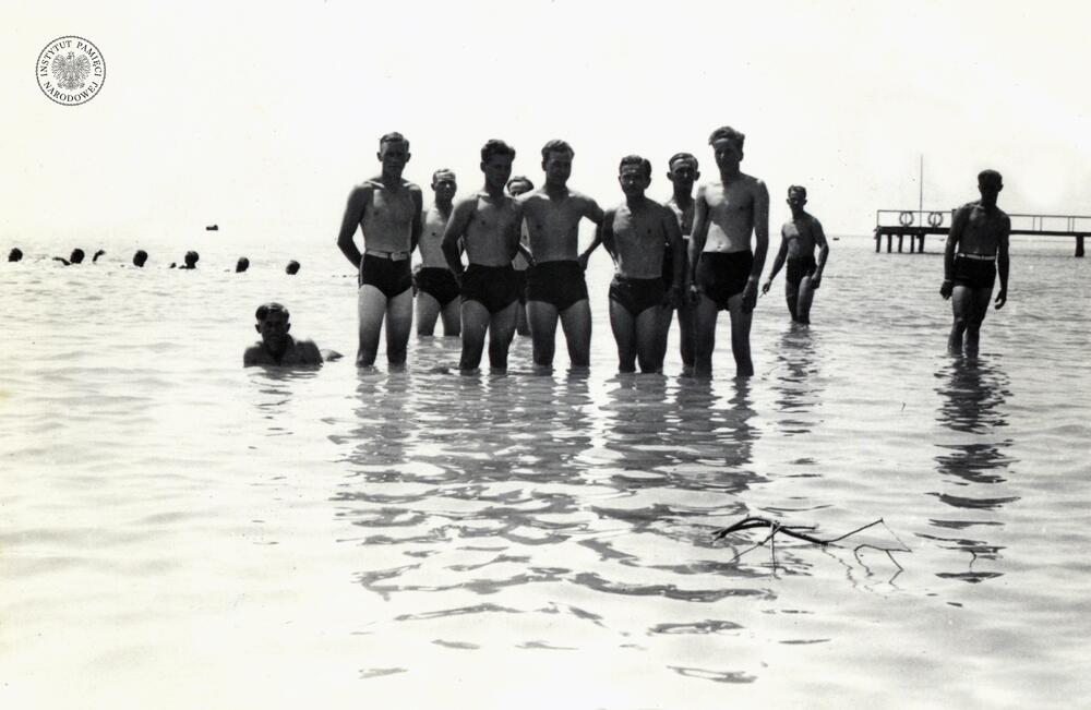 Grupa żołnierzy PSZ na urlopie nad Morzem Martwym, marzec 1942 r. (IPN Ka 454/107, t. 1)