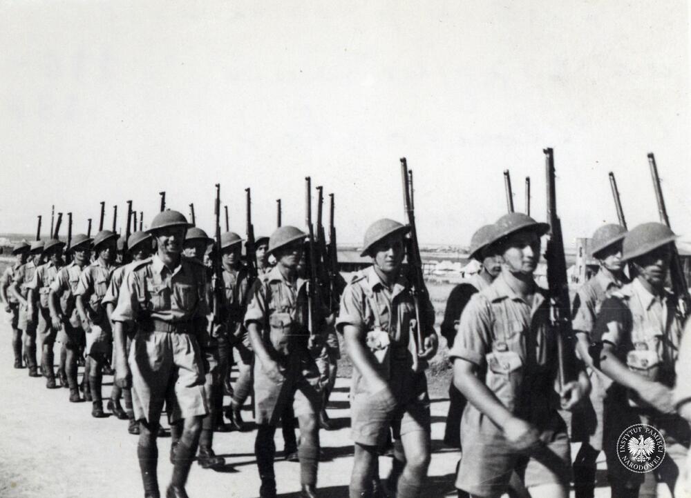 Żołnierze PSZ podczas parady przed Henrykiem księciem Gloucester, maj 1942 r. (IPN Ka 454/107, t. 1)