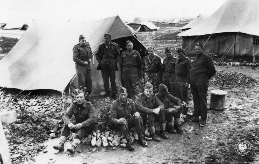 Jan Chrzanowski wraz z innymi żołnierzami w miejscowości Chanakin koło Kirkuku (Irak) podczas II wojny światowej (IPN Ka 454/79, t. 3)